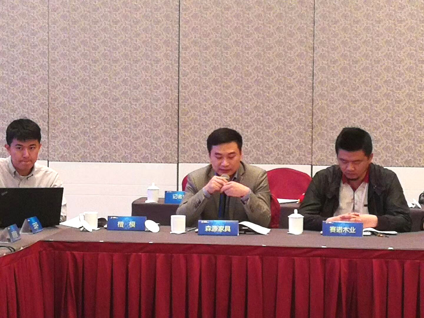 源于標(biāo)準(zhǔn)而高于標(biāo)準(zhǔn),森源參編《全屋實木定制家居產(chǎn)品標(biāo)準(zhǔn)》 源于標(biāo)準(zhǔn)而高于標(biāo)準(zhǔn),森源參編《全屋實木定制家居產(chǎn)品標(biāo)準(zhǔn)》